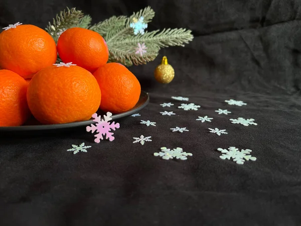 Köknar dalı ve kar taneli Mandarinler (Noel havası))