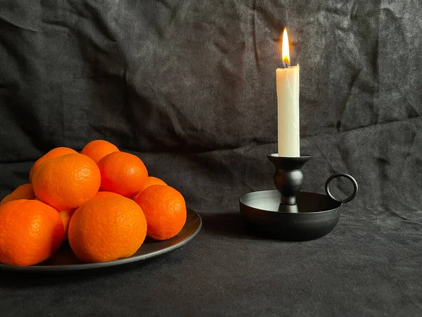  Mumlu bir tabakta Çince (siyah arkaplan)