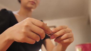 Güzellik derisi ve makyaj rutini yapan bir kadın, rimel, göz kalemi, dudak parlatıcısı, toner ve fondöten sürmüş. Güzellik dersleri, kozmetik ve kişisel bakım için mükemmel bir konsept.