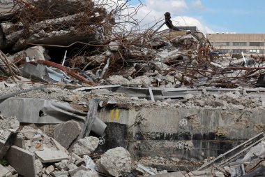 Moloz ve molozlardan oluşan bir arazinin hakim olduğu kentsel bir ortamda inşaat alanı. Dönüşüm ve yenilenme, kentsel gelişime ve değişime işaret ediyor, çağdaş bir şehrin ufuk çizgisine karşı inşaat faaliyetlerini gösteriyor..