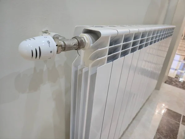 Termostat vanalı modern beyaz radyatör