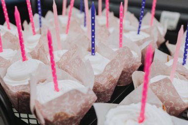 Beyaz kremalı ve renkli doğum günü mumlu vanilyalı keklerin yanı sıra parti konsepti ve bayram yemekleri için tatlı tatlı çeşitleri de var.