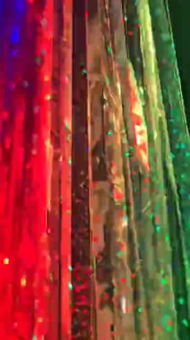 Parıldayan renkli parlak perdelerin soyut şenlik arka planı. Parlak bokeh ışıkları, parti, Noel ve kutlama dekorasyonu için mükemmel.