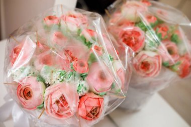 Gül şeklinde bir buket marşmelov, el yapımı tatlı hediyesi.