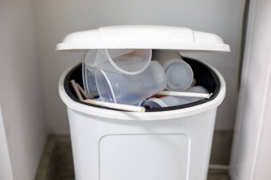 Tek kullanımlık plastik ve günlük çöp konsepti ofis veya mutfak içi atıkları ile tek kullanımlık plastik ve çöp tenekesi