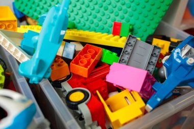 Plastik kutuda renkli lego blokları ve tabaklar, çocuklar için yaratıcı inşaat oyuncakları, eğitim, hayal gücü, oyun yoluyla öğrenme, parlak çocukluk inşa kavramı