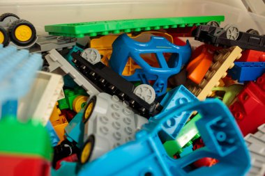Plastik kutuda renkli lego blokları ve tabaklar, çocuklar için yaratıcı inşaat oyuncakları, eğitim, hayal gücü, oyun yoluyla öğrenme, parlak çocukluk inşa kavramı