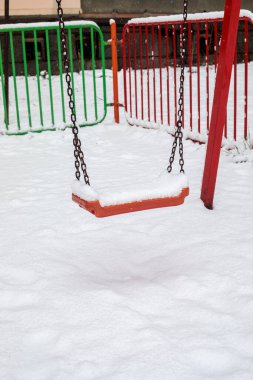 Şehir merkezinde kış aylarında kar yağarken boş salıncağın etrafı karla kaplıydı.