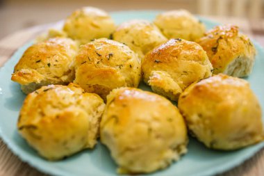 Tabağın üstündeki spatula üzerinde yumuşak sarımsaklı akşam yemeği, parlak tereyağı jölesi ve kabarık iç kaplama, ev yapımı pişirilmiş ekmek.