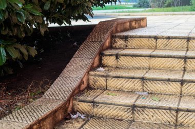 Parkın ortasında rampalı merdiven döşemeleri, beton basamaklar ve açık hava mimari ayrıntıları.