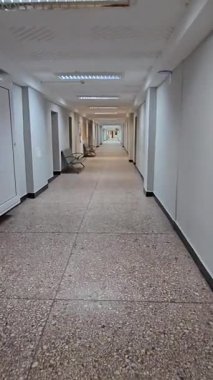Boş hastane koridoru. İç sağlık merkezi koridoru. Klinik perspektifi.