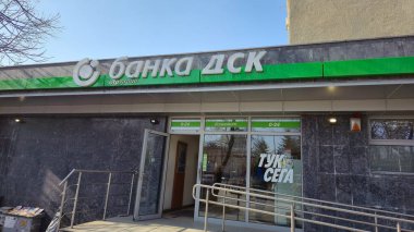 Varna Bulgaria 'daki Dsk Bankası giriş binası. Tabela cephesi ve giriş kapısı olan şehir dışı finans kurumu.