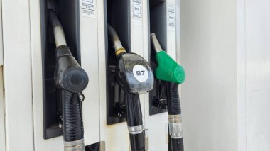 Varna. Bulgaristan. 18.03.2026 benzin istasyonunda yakıt ikmal ekipmanları enerji taşımacılığı kavramında dizel ve benzin için yakıt nozüllerine yakın çekim