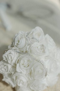 Düğün buketi beyaz zemin üzerine