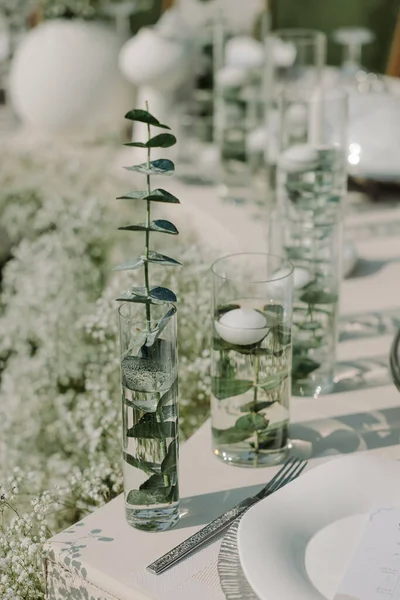 Lokantada masa, lüks düğün dekorasyonu.