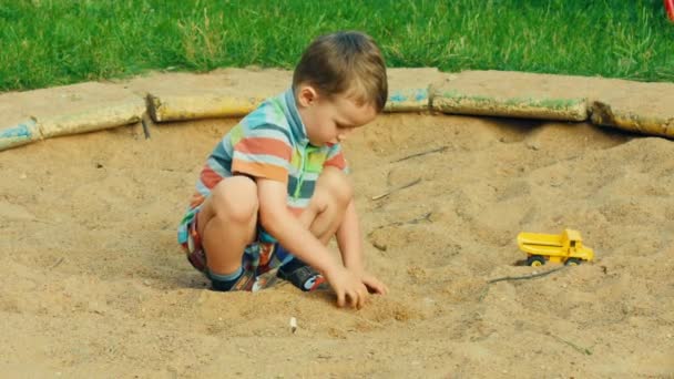 A child playing in the sandbox — Stock Video