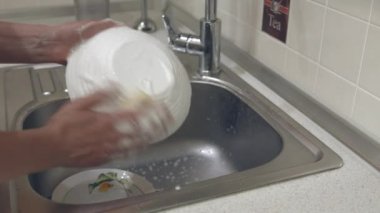 Beyaz bulaşıkları yıkamak