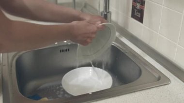 Beyaz bulaşıkları yıkamak