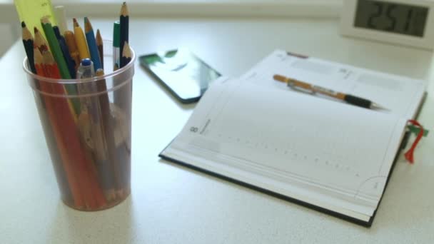 Journal et crayon sur le bureau — Video