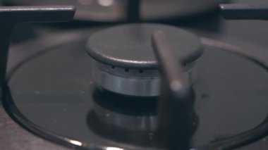 Bir gaz alevleri üzerinde mutfak ocağı