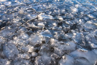 Çatlak desenli buz. Kış dönemi. Buzlu göl. Gölün buz yüzeyinin doğal dokusu.
