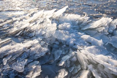 Doğal çatlamış buzun kış arkaplanı. Kırık desenli buz. Gölün buz yüzeyinin doğal dokusu.