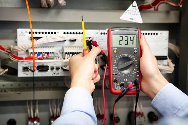 Electrician Multimeter Hands Measures Voltage Electrical Box — Stock Photo, Image
