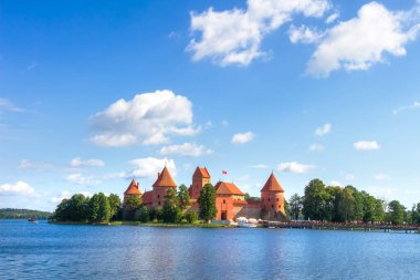 Açık ve güneşli bir günde Litvanya 'daki Trakai Kalesi. Vilnius yakınlarındaki mavi göllerin etrafındaki antik şato. Muhteşem Trakai manzarası var. Litvanya 'nın simgesi.
