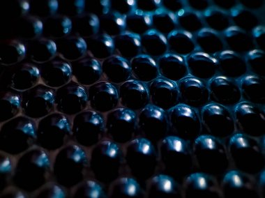 Izgara benzeri desenli delinmiş bir yüzeyin yakın çekim görüntüsü.