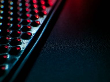 Izgara benzeri desenli delinmiş bir yüzeyin yakın çekim görüntüsü.