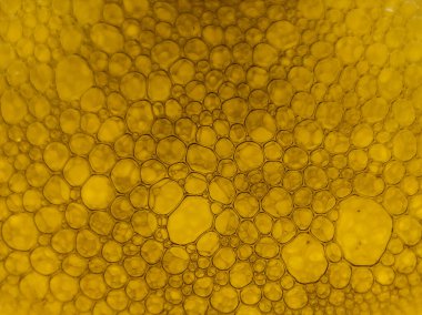 Sabun köpüklerinin yakın plan görüntüsü yoğun ve karmaşık bir kalıp oluşturuyor.. 