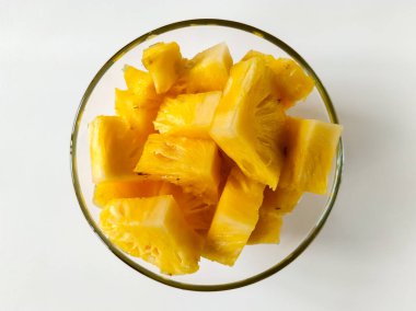 Beyaz arka planda cam kasede taze ananas..