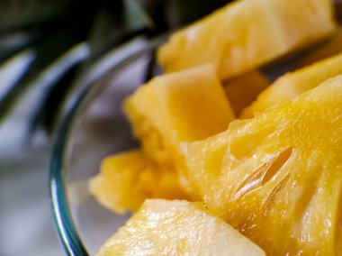 Temiz bir cam kasede taze ananasları kapatın.