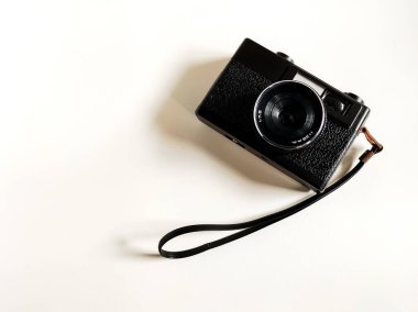 Beyaz arkaplandaki gölgeli kamera