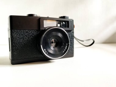 Retro fotoğraf makinesi beyaz arka plan üzerinde