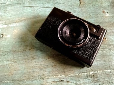 Ahşap bir arka planda retro kamera