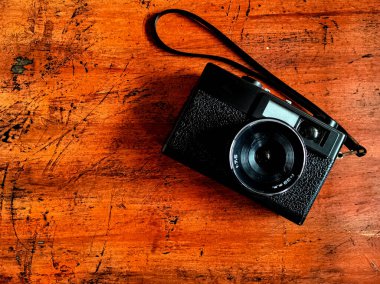 Eski ahşap arka planda eski model kamera, üst görünüm.