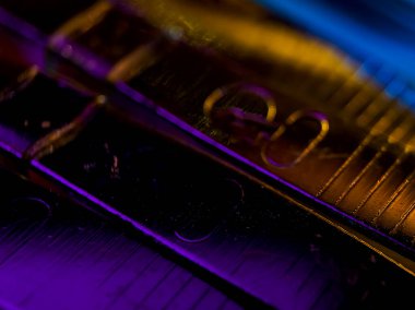 Paralel oyukları olan metal yüzeyi renkli aydınlatmalarla kaplıdır..