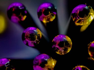 Yansıtıcı yüzeyi olan metal çubuklar renkli ışıkla aydınlatılarak çarpıcı bir görsel karşıtlık yaratır..