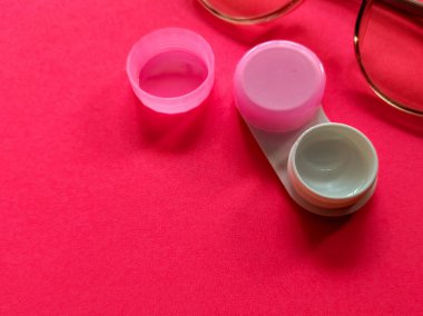 Tarafsız bir arkaplanda kontak lens kiti. 