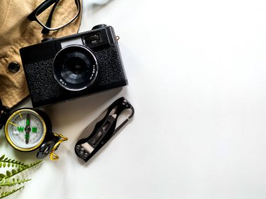 Beyaz bir yüzeye yerleştirilmiş seyahat ekipmanı ögeleri