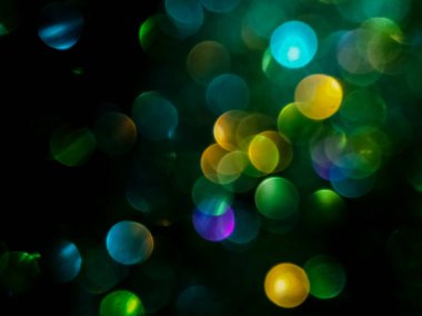 Renkli dairesel ışıklar ile bir bokeh efekti içeren soyut resim. 