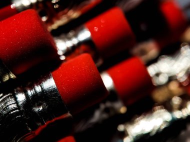 Yığınla parlak kırmızı uçlu kalem silgisi ve parlak metal ferruarlar, yakından düzenlenmiş.. 