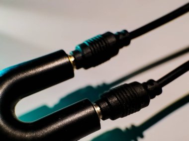 Düz beyaz arkaplan karşısında 3.5 mm 'lik ses valfleri gösterilir. 