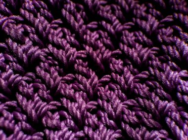 İç içe geçmiş halkalar ve parlak bir son içeren desenli mor örgü iplik.. 