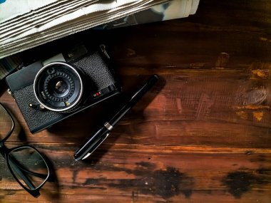 Ahşap bir yüzey üzerinde klasik gazetecilik araçları içeren düz bir yatış