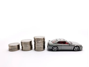 Oyuncak araba ve sikkeler, düzenlemede yatırım veya bütçe gibi ekonomik kavramları temsil eden finans veya tasarrufla ilgili bir tema öne sürülüyor. 