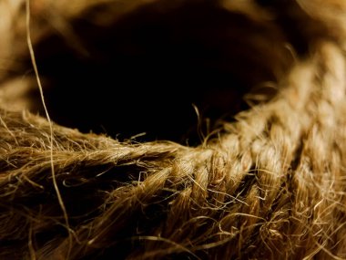 Yakından sarmalanmış doğal fiber ip, dokusunu ve bükülmüş yapısını vurguluyor..