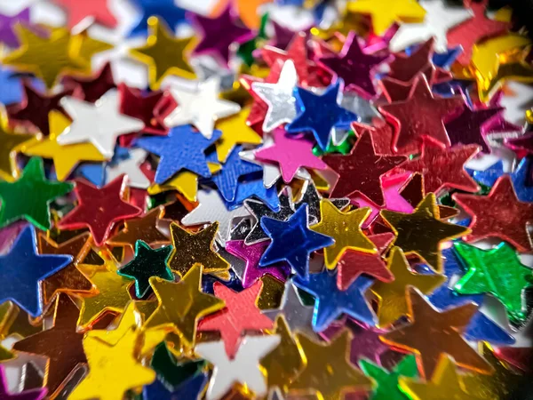 Renkli yıldız şekilli pullar rastgele dağılmış.
