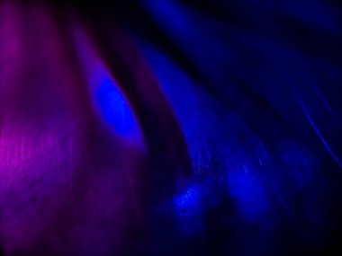 Mor ve mavi renklerin bir karışımını içeren soyut bir arkaplan.